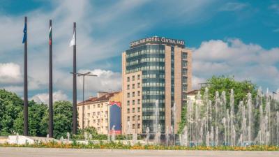 Rosslyn Central Park Hotel