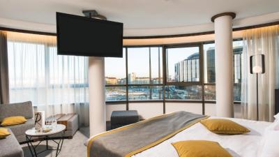 Rosslyn Central Park Hotel